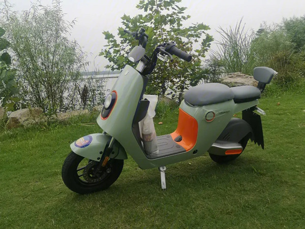為什么鉛酸電池夏天容易鼓包，錯(cuò)誤充電方式