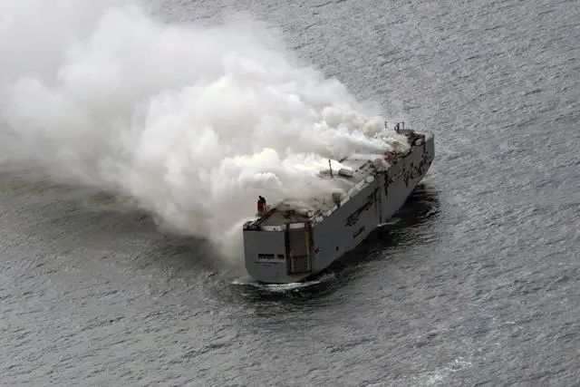 疑由電池引發(fā)，日本貨輪載超3000輛汽車